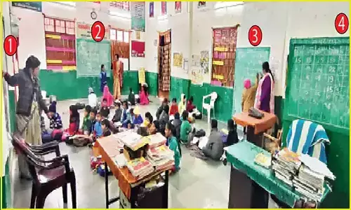 MP News: भोपाल का अनोखा स्कूल, एक कमरे में लगती हैं पहली से पांचवीं तक की कक्षाएं MP News: भोपाल का अनोखा स्कूल, एक कमरे में लगती हैं पहली से पांचवीं तक की कक्षाएं