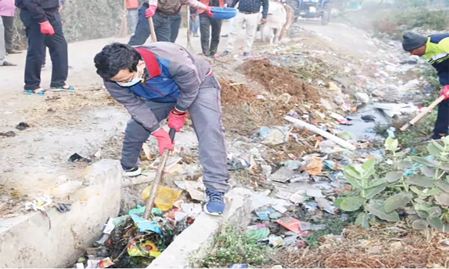 MP News: नर्मदापुरम कलेक्टर ने उठाया फावड़ा, वर्षों से चोक पड़े नाले को किया साफ