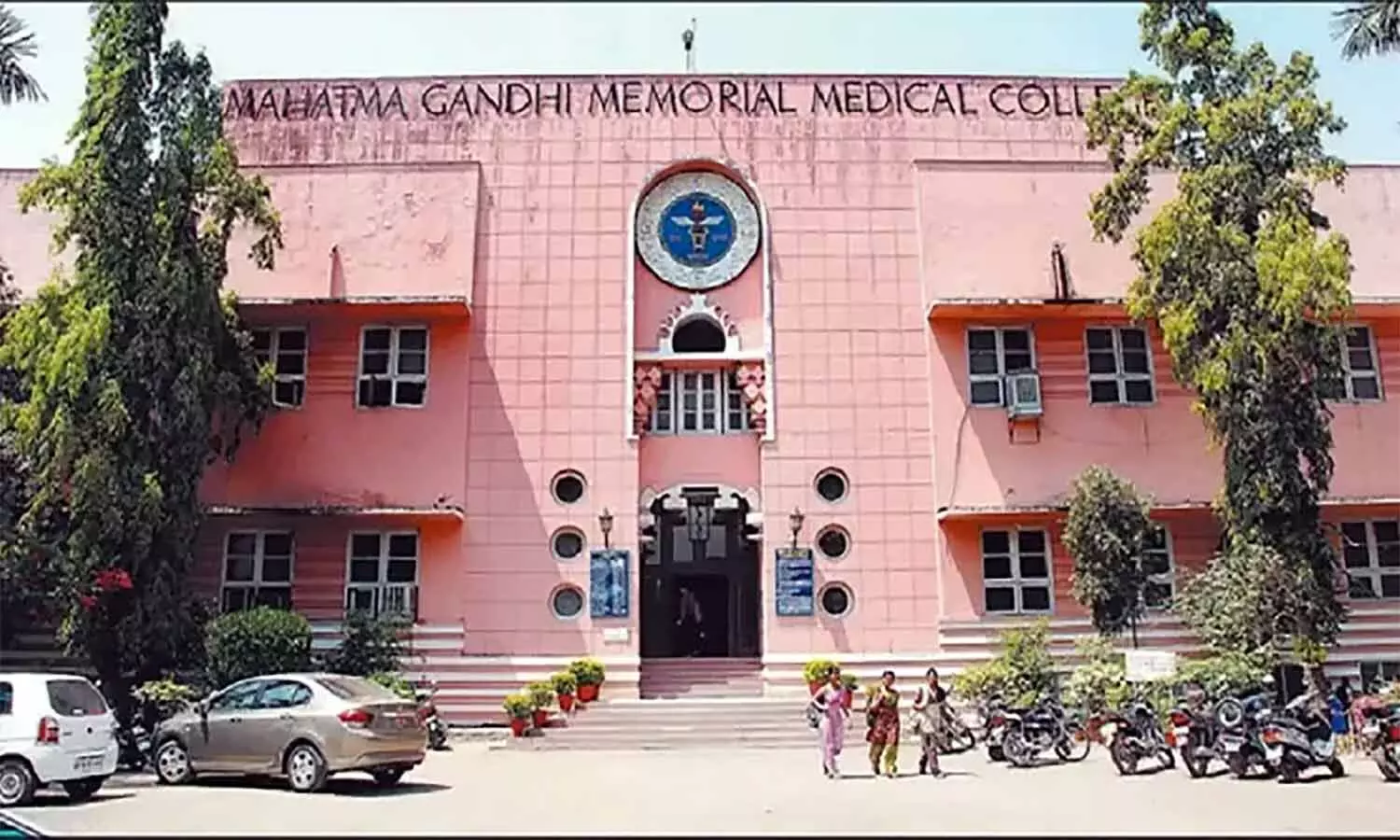 MP News: इंदौर के एमजीएम मेडिकल काॅलेज में रैगिंग, सीनियर्स आधी रात फोन कर छात्रों को बुला रहे