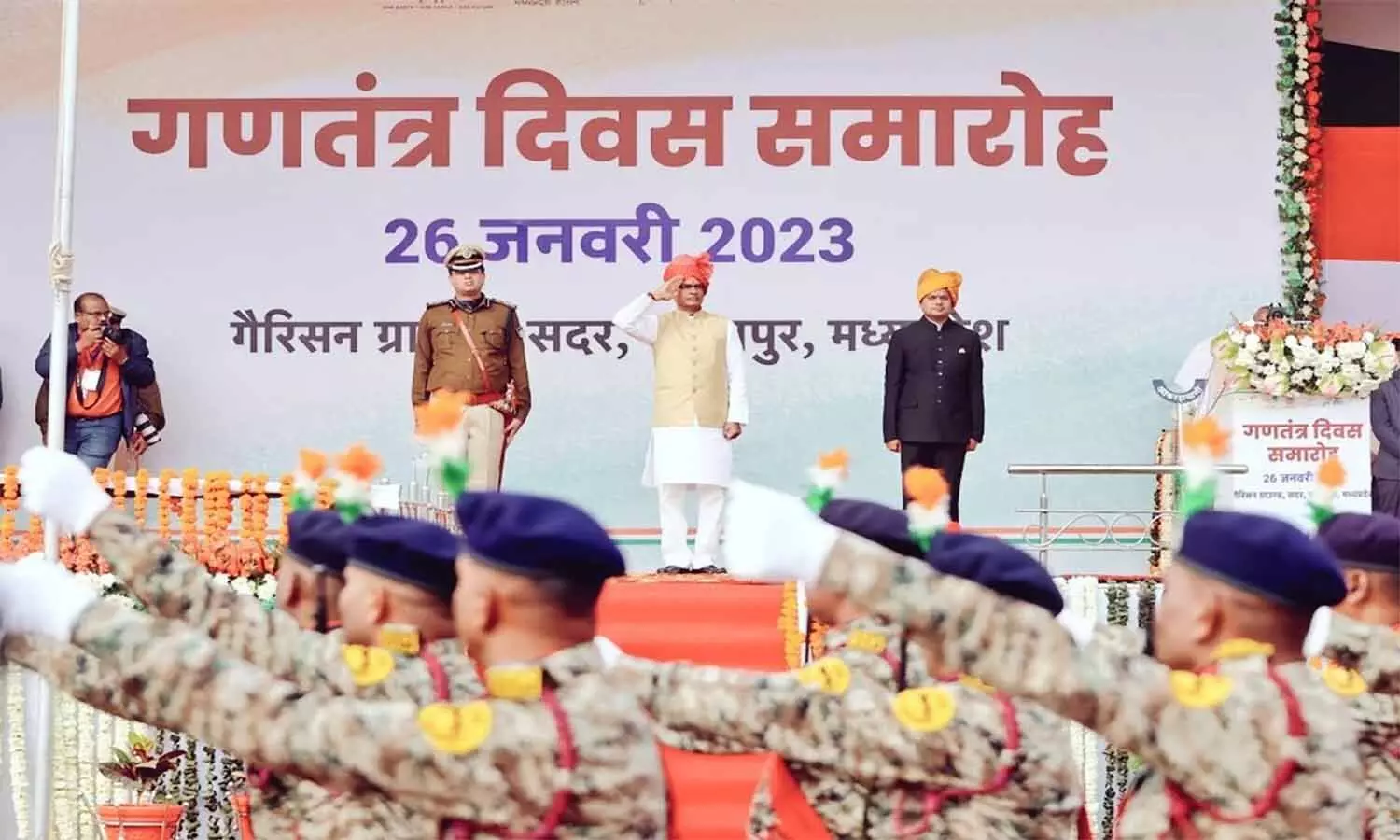 MP News: सीएम शिवराज ने जबलपुर में फहराया तिरंगा, कहाः एक लाख से ज्यादा लोगों को इस वर्ष देंगे नौकरियां
