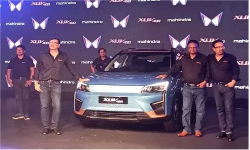 XUV 400 Booking: महिंद्रा XUV 400 की बुकिंग शुरू हो गई, 375 किमी की रेंज देती है यह E-SUV