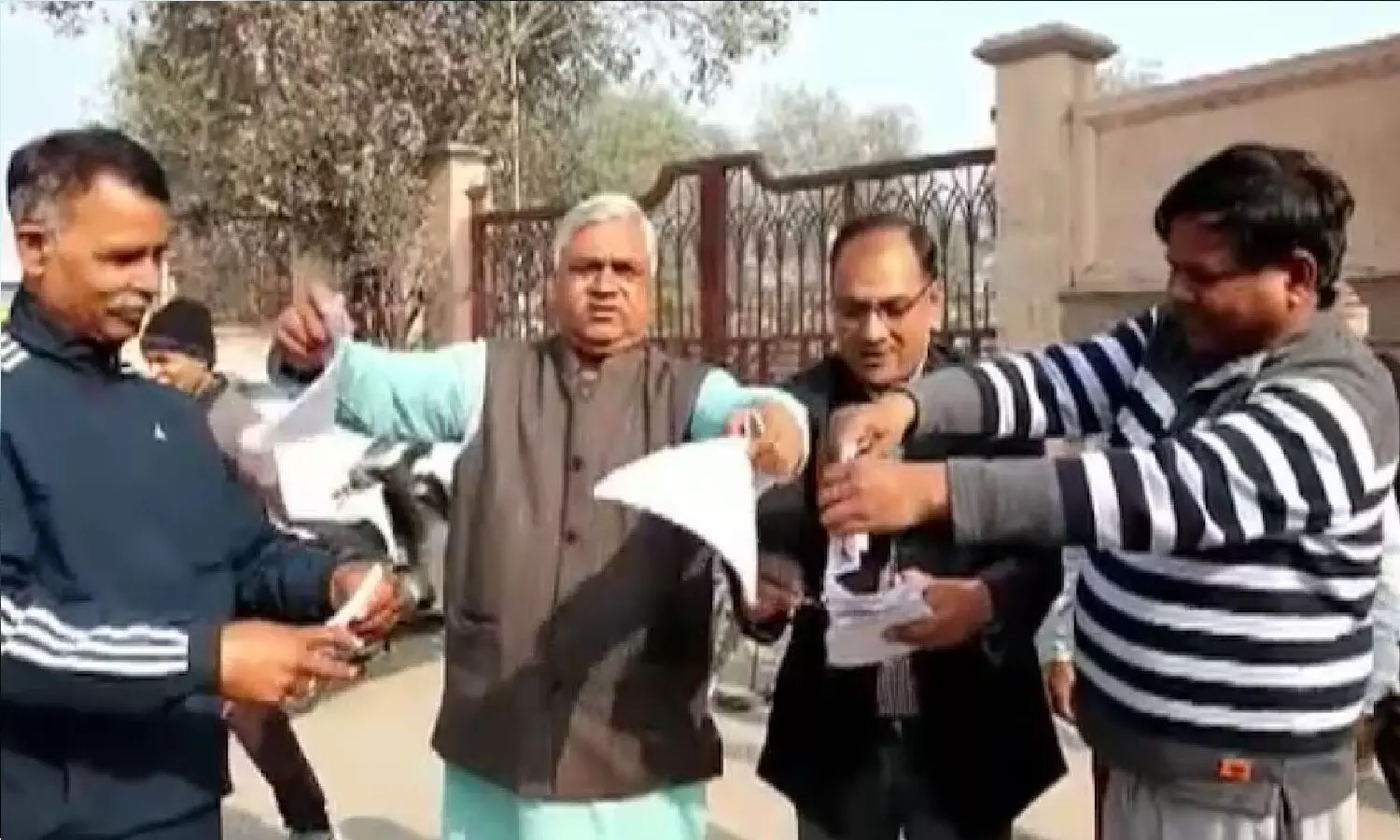 लखनऊ में रामचरितमानस जलाने वालों के खिलाफ यूपी सरकार ने क्या एक्शन लिया? लखनऊ में रामचरितमानस जलाने वालों के खिलाफ यूपी सरकार ने क्या एक्शन लिया?