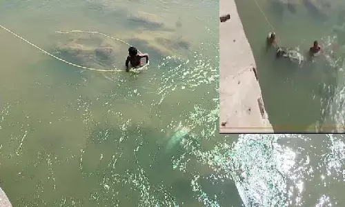 मध्य प्रदेश: ट्रैफिक पुलिस से बचने के लिए युवक स्कूटी समेत नदी में कूद गया! फिर क्या हुआ? मध्य प्रदेश: ट्रैफिक पुलिस से बचने के लिए युवक स्कूटी समेत नदी में कूद गया! फिर क्या हुआ?