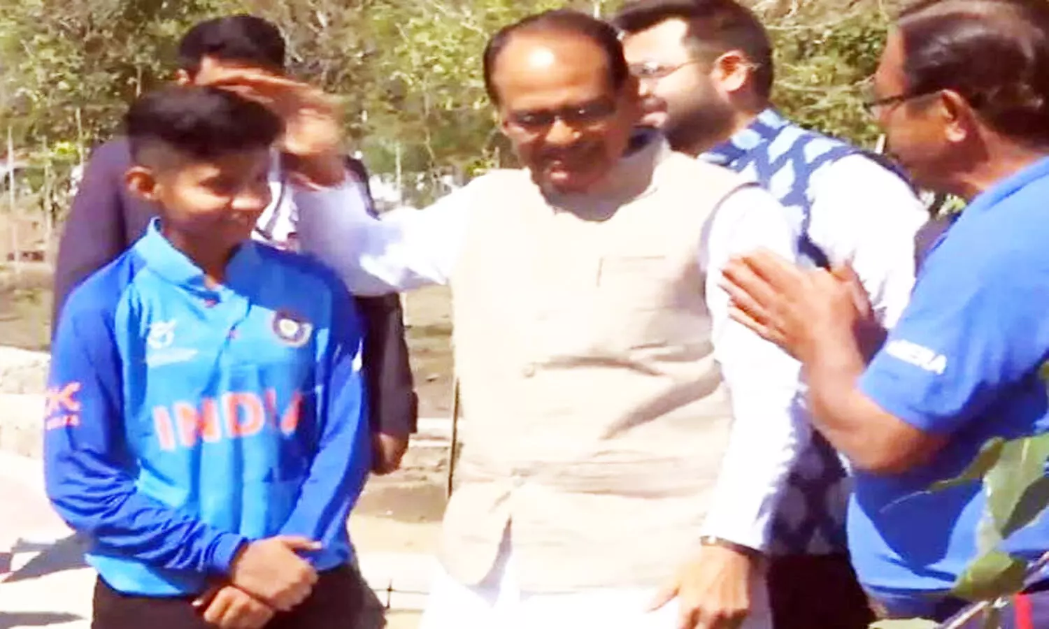 सीएम शिवराज के साथ क्रिकेटर सौम्या तिवारी ने लगाया पौधा