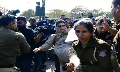 मेहबूबा मुफ़्ती को दिल्ली पुलिस ने गिरफ्तार कर लिया, अतिक्रमण विरोधी अभियान का विरोध कर रही थीं मेहबूबा मुफ़्ती को दिल्ली पुलिस ने गिरफ्तार कर लिया, अतिक्रमण विरोधी अभियान का विरोध कर रही थीं