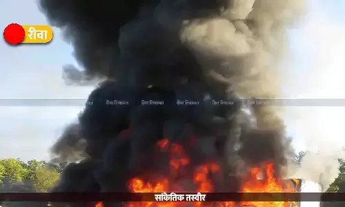 एमपी-यूपी बॉर्डर में ट्रक-कंटेनर की जोरदार भिड़ंत एमपी-यूपी बॉर्डर में ट्रक-कंटेनर की जोरदार भिड़ंत