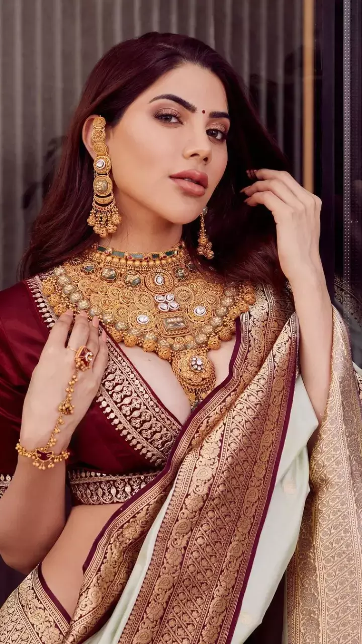 Nikki Tamboli डीपनेक ब्लाउज के साथ सिल्क साड़ी में दिए पोज