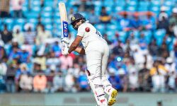 कलाइयों का उपयोग कर रोहित ने मारा शानदार चौका