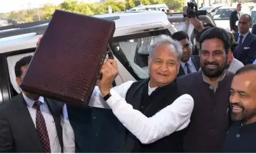 राजस्थान के मुख्यमंत्री अशोक गहलोत ने पिछले साल का बजट भाषण पढ़ डाला, विपक्ष ने मजे ले लिए