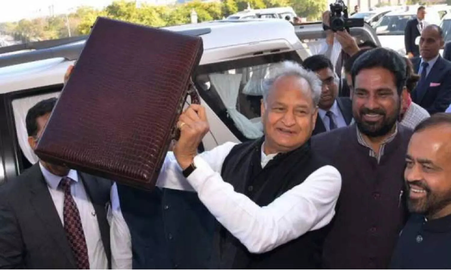 राजस्थान के मुख्यमंत्री अशोक गहलोत ने पिछले साल का बजट भाषण पढ़ डाला, विपक्ष ने मजे ले लिए राजस्थान के मुख्यमंत्री अशोक गहलोत ने पिछले साल का बजट भाषण पढ़ डाला, विपक्ष ने मजे ले लिए