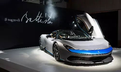 Battista Electric Hypercar: महिंद्रा ने बनाई दुनिया की सबसे तेज कार! जानें बटिस्टा कार की खासियत और कीमत