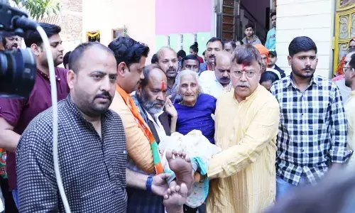 विकास यात्रा में ऊर्जा मंत्री ने दिखाई संवेदनशीलता, बीमार वृद्धा को गोद में उठाकर अपने वाहन से भिजवाया अस्पताल