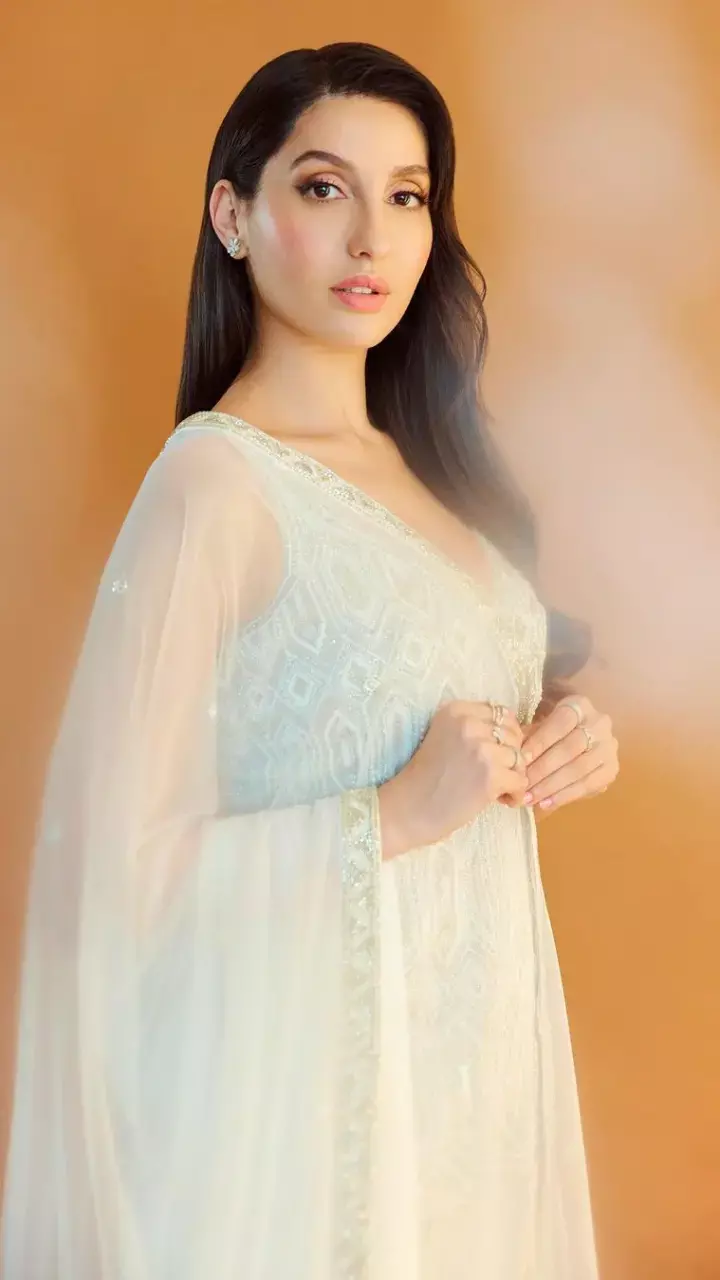 Nora Fatehi एथनिक लुक में लगती हैं हुस्न की परी, देखें तस्वीर