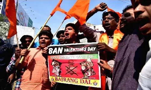 बजरंग दल वालों को वेलेंटाइन डे और इसे मानाने वाले प्रेमी जोड़ों से क्या दिक्क्त है?