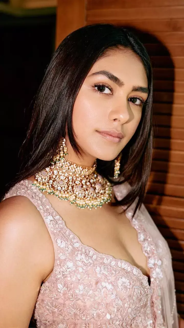 Mrunal Thakur ठाकुर ने पिंक कलर की साड़ी में दिए पोज, देखें तस्वीर