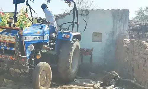 ग्वालियर में इनामी डकैत का तोड़ा मकान, 15 बीघा मुक्त कराई जमीन