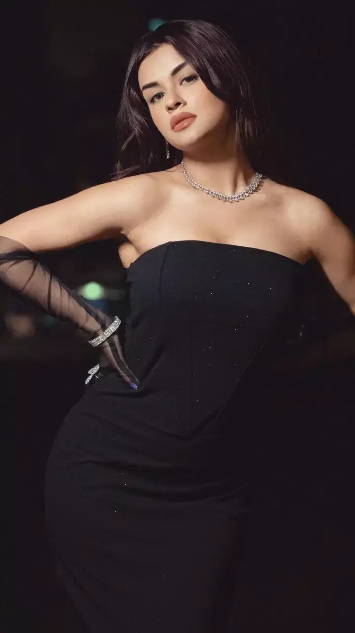 Avneet Kaur डीपनेक टॉप पहन दिए पोज, देखें  ग्लैमरस अंदाज