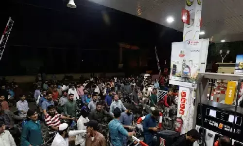 पाकिस्तान में पेट्रोल की कीमत जानने के बाद आप बोलेंगे- भारत बहुत में ईंधन बहुत सस्ता है पाकिस्तान में पेट्रोल की कीमत जानने के बाद आप बोलेंगे- भारत बहुत में ईंधन बहुत सस्ता है