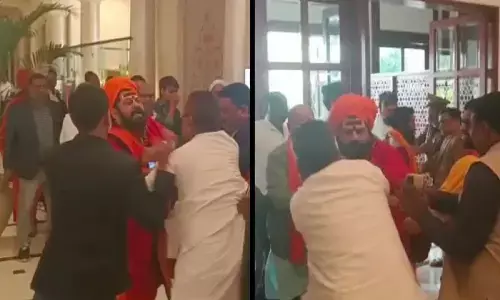 रामचरितमानस पर बेतुकी बात कहने वाले स्वामी प्रसाद मौर्य को संतों ने पीट डाला