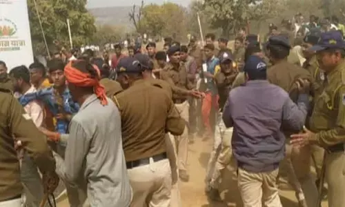 सीधी में मुख्यमंत्री शिवराज की सभा स्थल में बवाल, लाठी चार्ज एवं पत्थर बाजी में पुलिस कर्मी और ग्रामीण घायल
