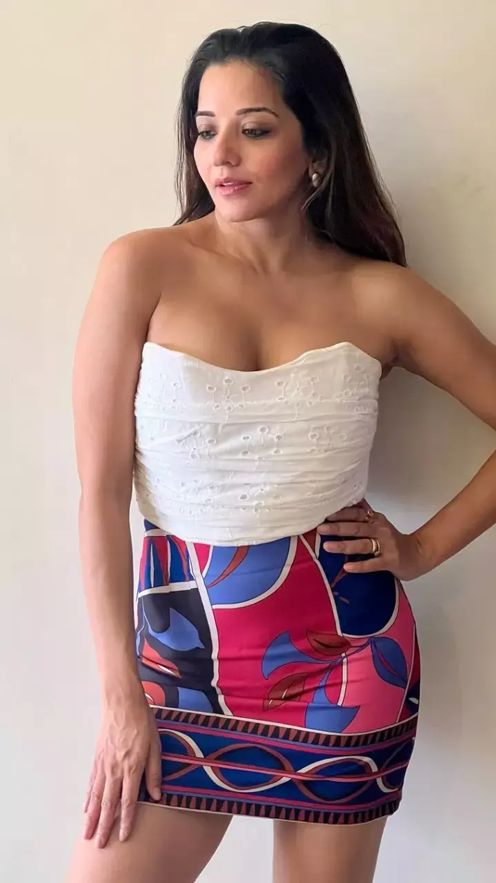 Monalisa ने ऑफ शोल्डर टॉप स्कर्ट पहन दिए पोज, देखें लुक