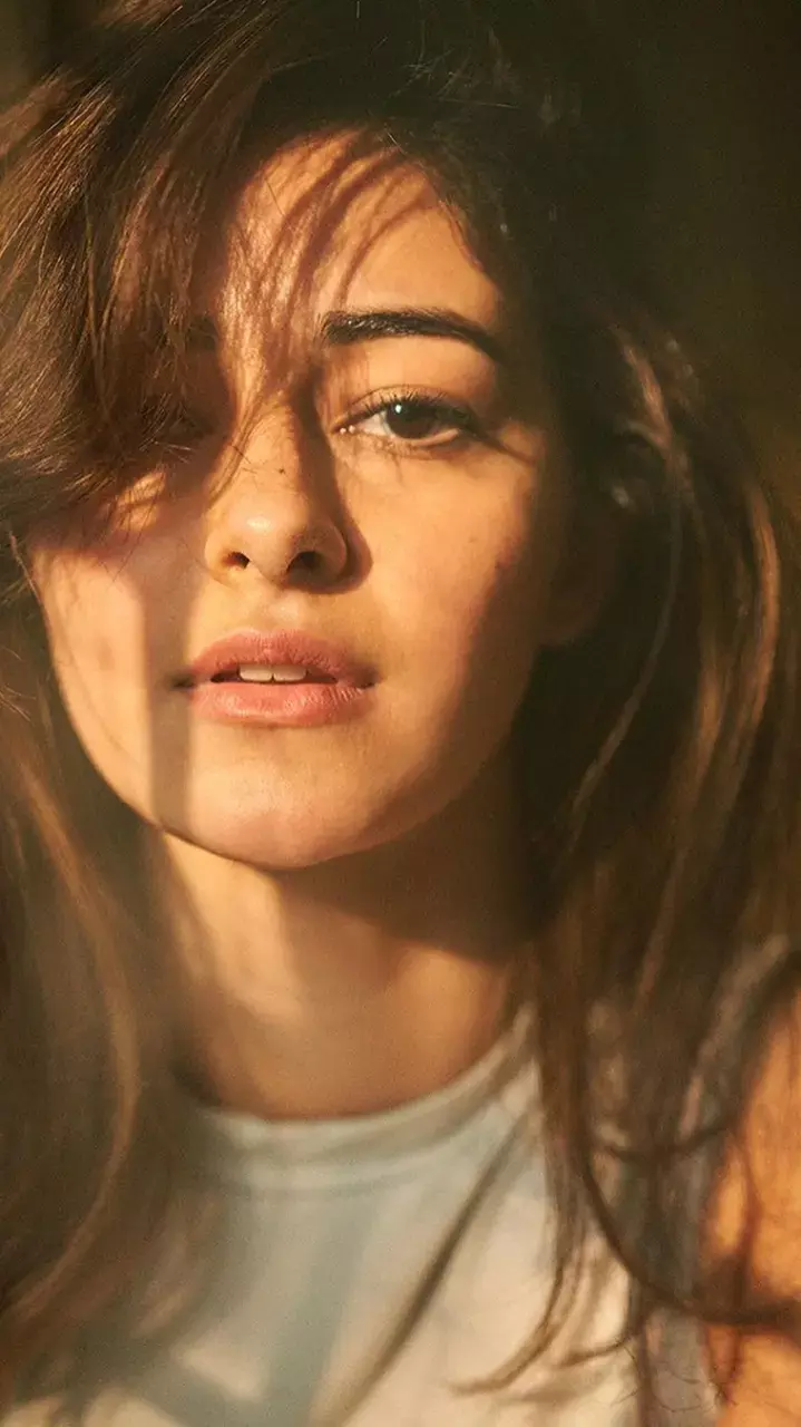 Ananya Panday व्हाइट स्लीवलेस टॉप पहन ने दिए पोज, देखें तस्वीर