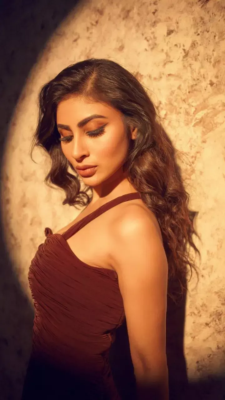 Mouni Roy ने ब्राउन ड्रेस में मिलियन डॉलर के दिए पोज