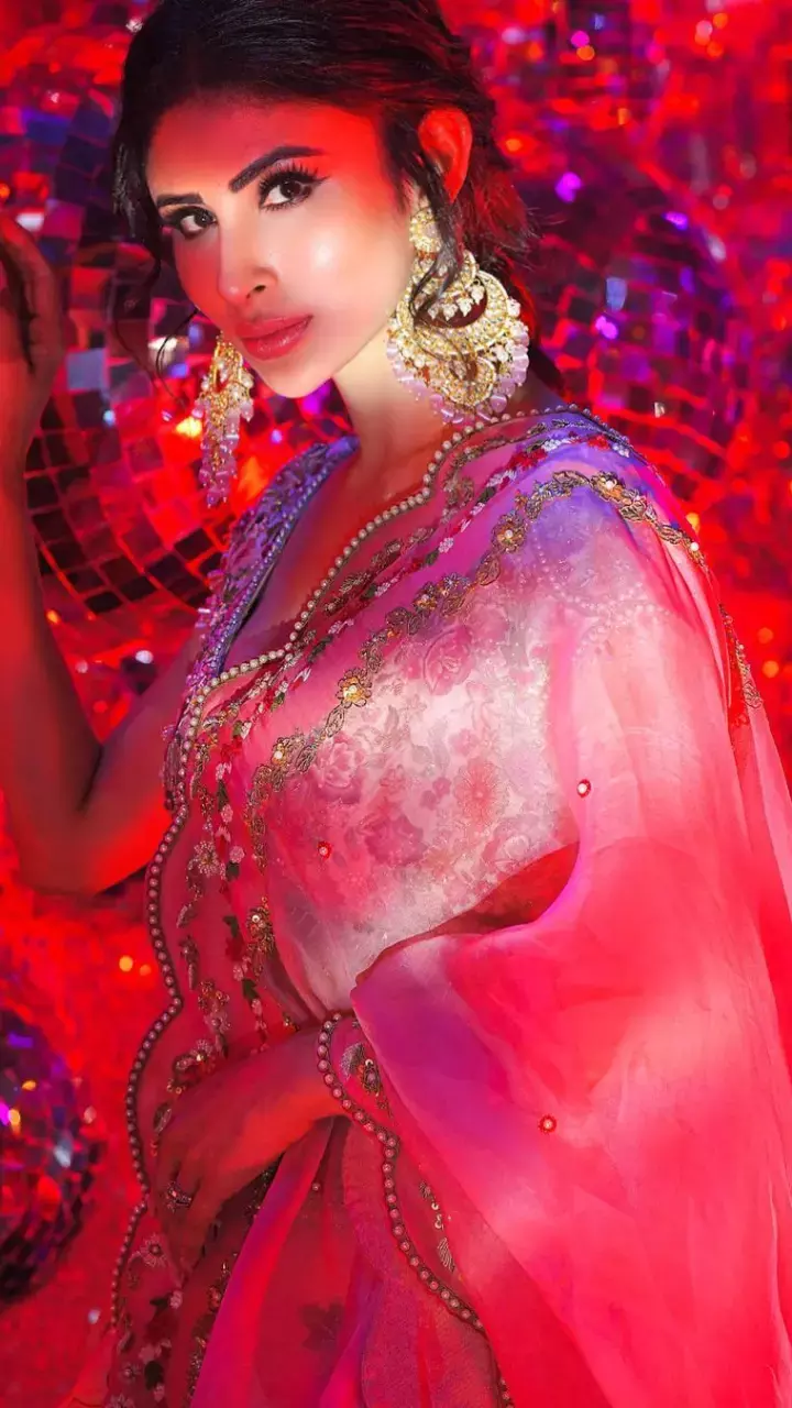 Mouni Roy  एथनिक लुक में दिखी अप्सरा सी खूबसूत, देखें तस्वीर