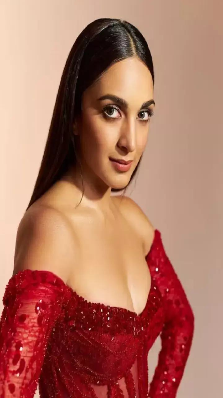 Kiara Advani रेड ट्रांसपेरेंट ड्रेस पहन फ्लॉन्ट किए टोन्ड लेग्स, देखें तस्वीर