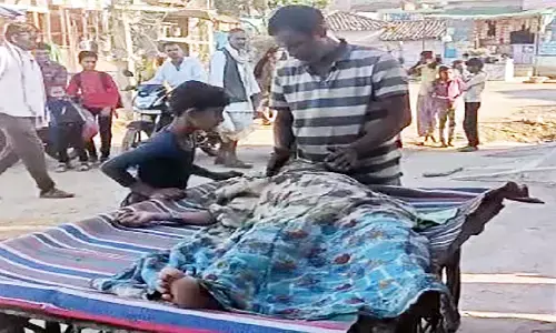 MP News: एम्बुलेंस नहीं मिली तो बीमार पत्नी का इलाज करवाने ठेले में लेकर निकला पति, पन्ना जिले के मोहन्द्रा गांव का मामला MP News: एम्बुलेंस नहीं मिली तो बीमार पत्नी का इलाज करवाने ठेले में लेकर निकला पति, पन्ना जिले के मोहन्द्रा गांव का मामला