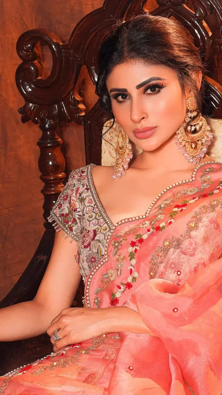 Mouni Roy पिंक कलर का लहंगा चोली पहनकर दिए पोज , देखें Pics