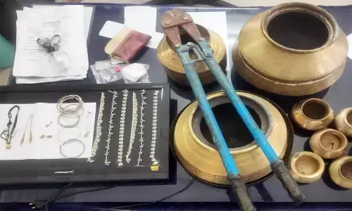 मां-बेटे की चोर गैंग का पुलिस ने किया पर्दाफाश, मिलकर लाखों का माल करते थे पार मां-बेटे की चोर गैंग का पुलिस ने किया पर्दाफाश, मिलकर लाखों का माल करते थे पार