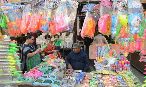 इतने महंगे हो गए रंग-गुलाल और पिचकारी! महंगाई के बाद भी Holi के लिए जमकर हो रही शॉपिंग