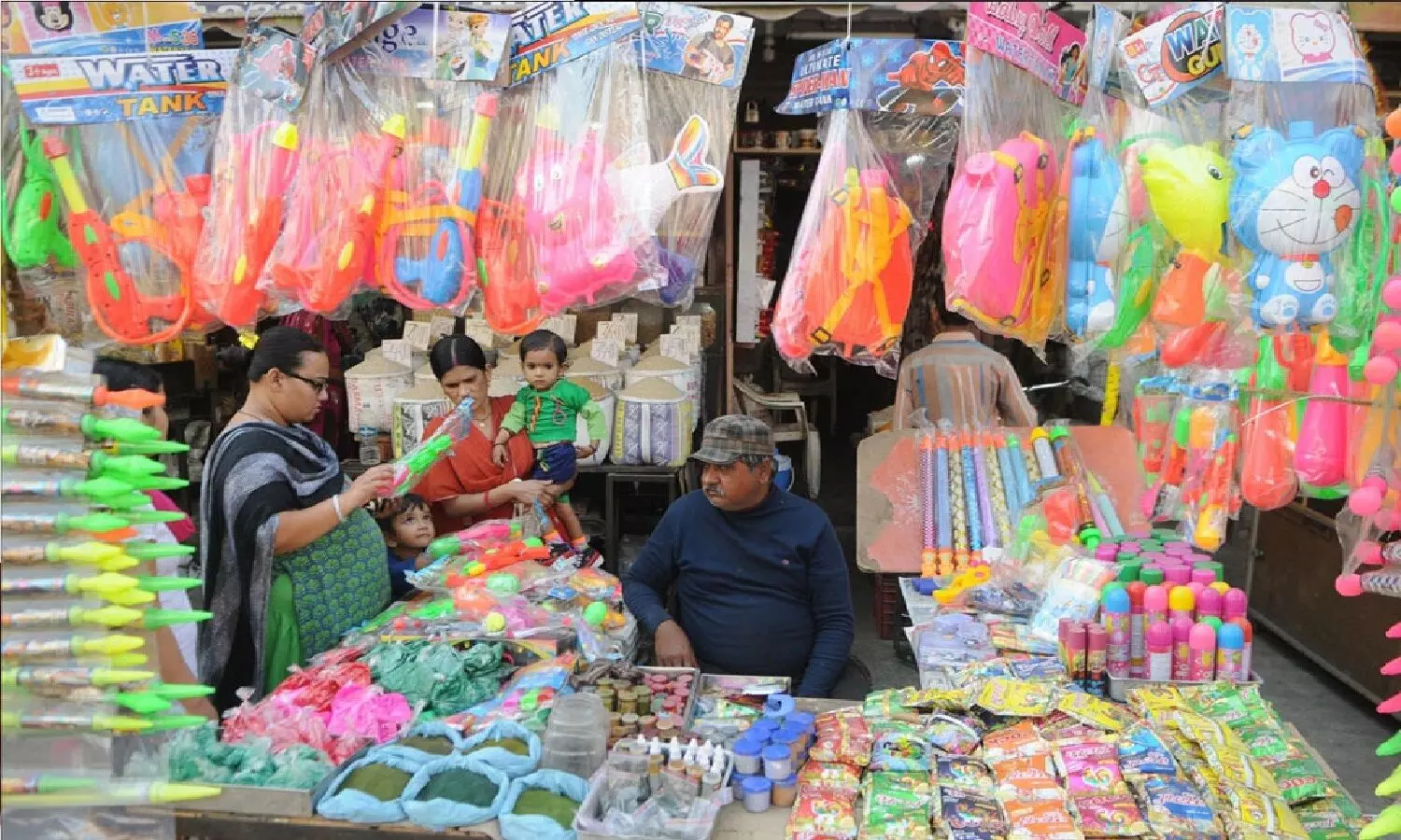 इतने महंगे हो गए रंग-गुलाल और पिचकारी! महंगाई के बाद भी Holi के लिए जमकर हो रही शॉपिंग इतने महंगे हो गए रंग-गुलाल और पिचकारी! महंगाई के बाद भी Holi के लिए जमकर हो रही शॉपिंग