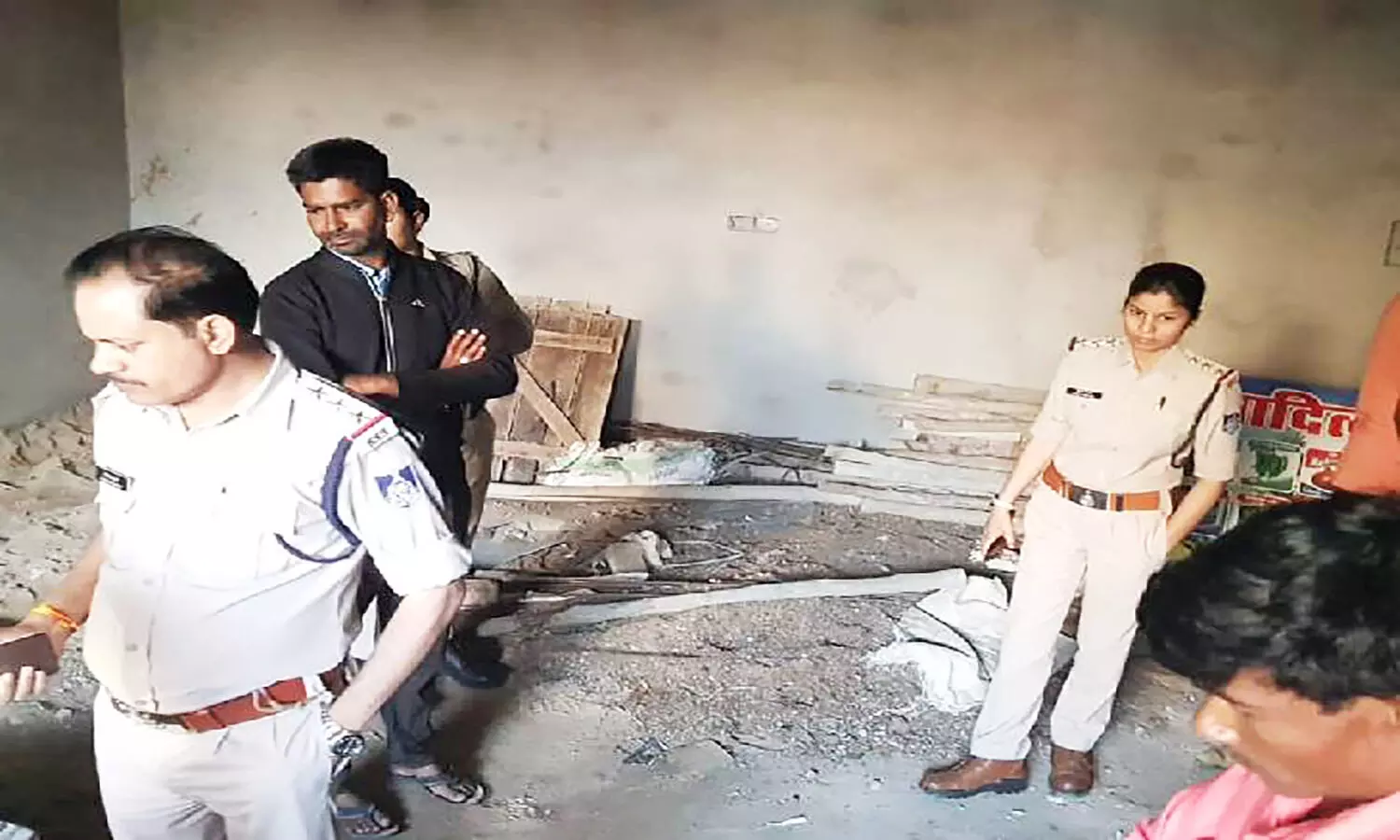 रीवा की निर्माणाधीन बिल्डिंग में मजदूर की पत्थर पटककर की हत्या, सो रहे थे दंपति रीवा की निर्माणाधीन बिल्डिंग में मजदूर की पत्थर पटककर की हत्या, सो रहे थे दंपति