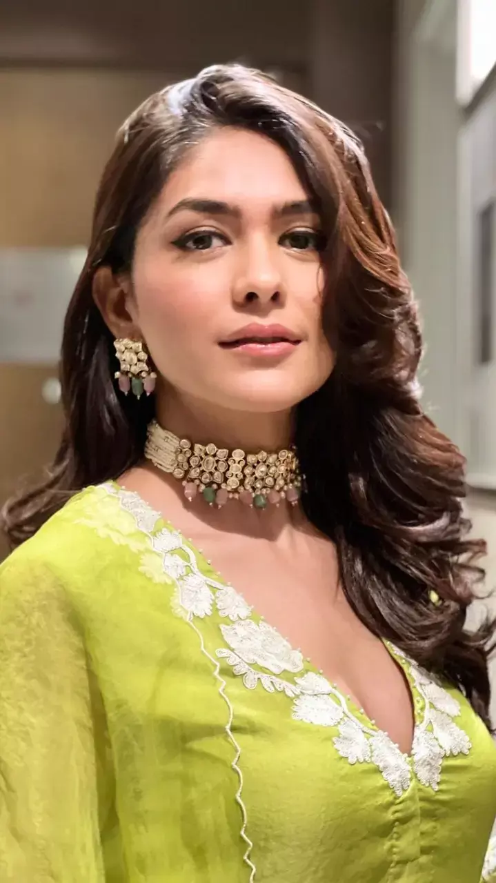 Mrunal Thakur ग्रीन शरारा में दिखीं खूबसूरत, देखें फोटोज