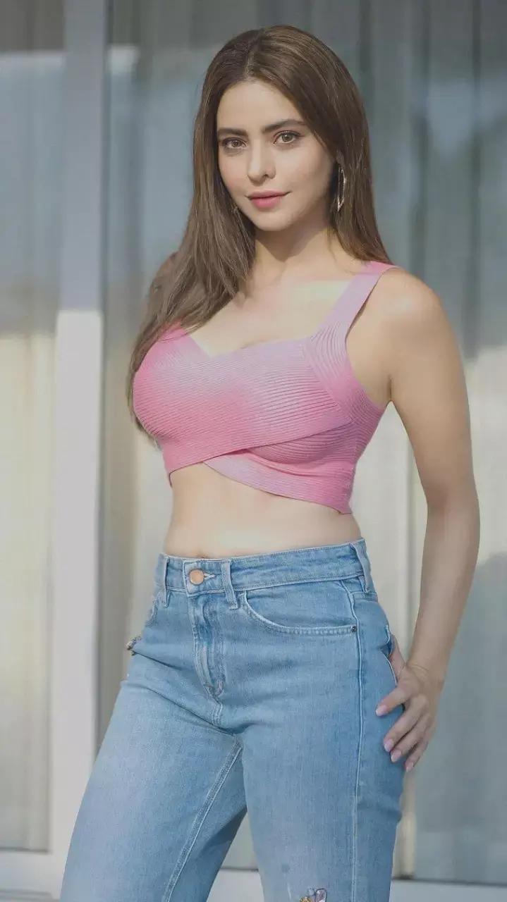 Aamna Sharif ने कैमरे के सामने दिए पोज, देखें तस्वीर