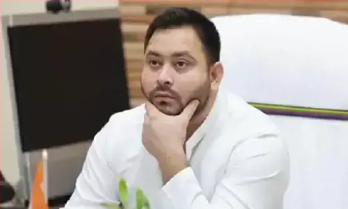 लैंड फॉर जॉब मामले में तेजस्वी यादव को ED का समन! लालू के करीबियों के घर से मिला 53 लाख कैश और दो किलो सोना लैंड फॉर जॉब मामले में तेजस्वी यादव को ED का समन! लालू के करीबियों के घर से मिला 53 लाख कैश और दो किलो सोना