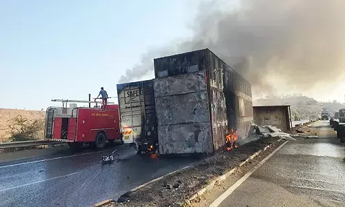 Dhar Accident: एमपी के धार में गणपति घाट पर तीन वाहनों में टक्कर के बाद लगी आग, जिंदा जले दो लोग