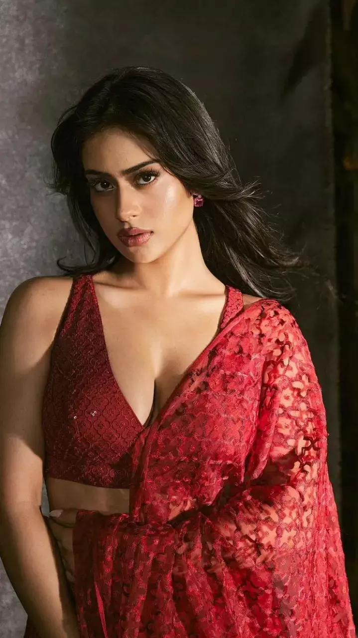 Nysa Devgan डीप नेक ब्लाउज-लहंगा में दिखा गॉर्जियस लुक