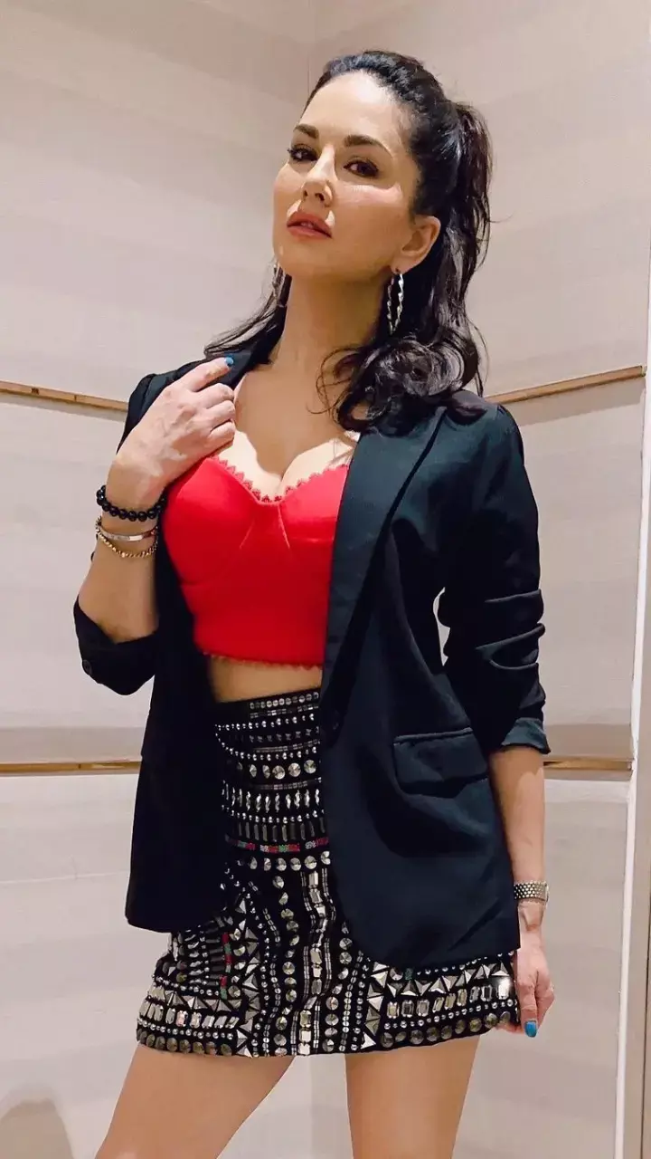 Sunny Leone  ब्लैक कोट और शिमरी शॉर्ट्स में दिखीं बेहद गॉर्जियस, देखें तस्वीर