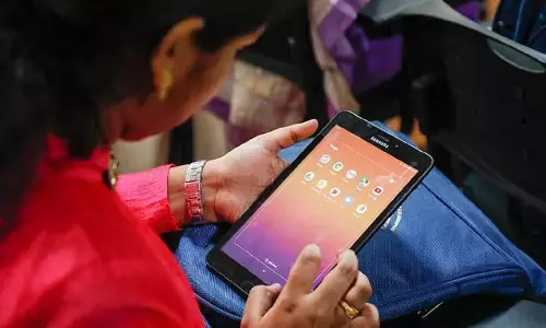 Free Tablet Scheme 2023: दो करोड़ युवाओं को सरकार बाटेगी स्मार्टफोन और टेबलेट, फटाफट से जानें कहीं देर न हो जाए