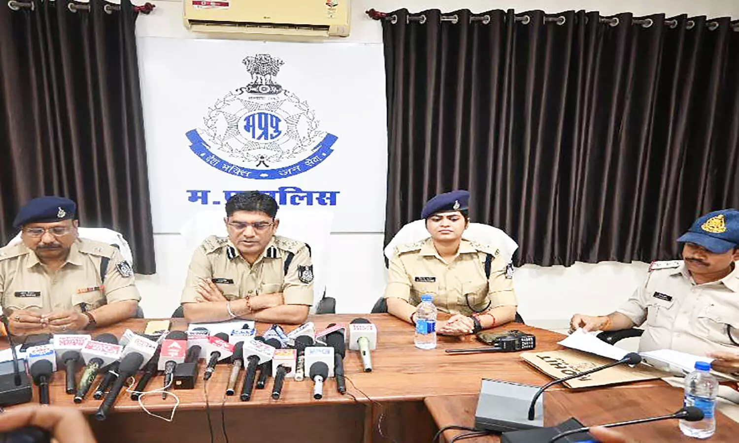 रीवा में चलती ऑटो से महिला का पर्स छीनने वाले दो लुटेरे गिरफ्तार, पूर्व में भी तीन वारदातों को दे चुके हैं अंजाम रीवा में चलती ऑटो से महिला का पर्स छीनने वाले दो लुटेरे गिरफ्तार, पूर्व में भी तीन वारदातों को दे चुके हैं अंजाम