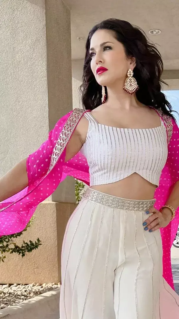 Sunny Leone वाइट ड्रेस में दिखीं गॉर्जियस, देखें तस्वीर