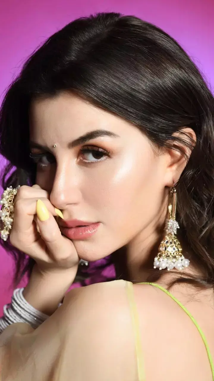 Giorgia Andriani देसी लुक में दिए पोज़, फोटोज़ देखें