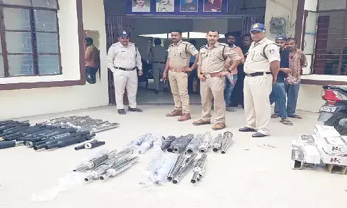 रीवा में ऑटो पार्ट्स दुकानों में पुलिस ने दी दबिश, 50 मॉडिफाइड साइलेंसर किए जब्त रीवा में ऑटो पार्ट्स दुकानों में पुलिस ने दी दबिश, 50 मॉडिफाइड साइलेंसर किए जब्त