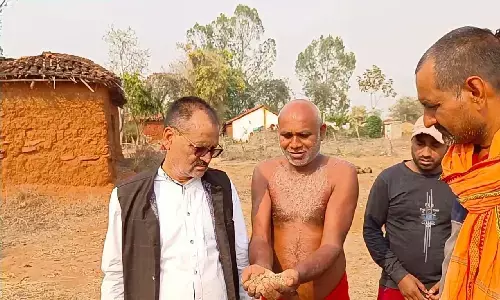 रीवा: बुजर्ग ने हाथ से उखाड़ी पीसीसी सड़क, और अधिकारी से पुछा- ये क्या है साहेब? अफसर ने क्या जवाब दिया?