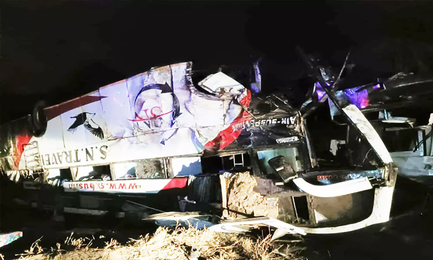 एमपी के उज्जैन में वीडियो कोच बस पुलिया से नीचे गिरी, 28 यात्री घायल, 5 की हालत गंभीर
