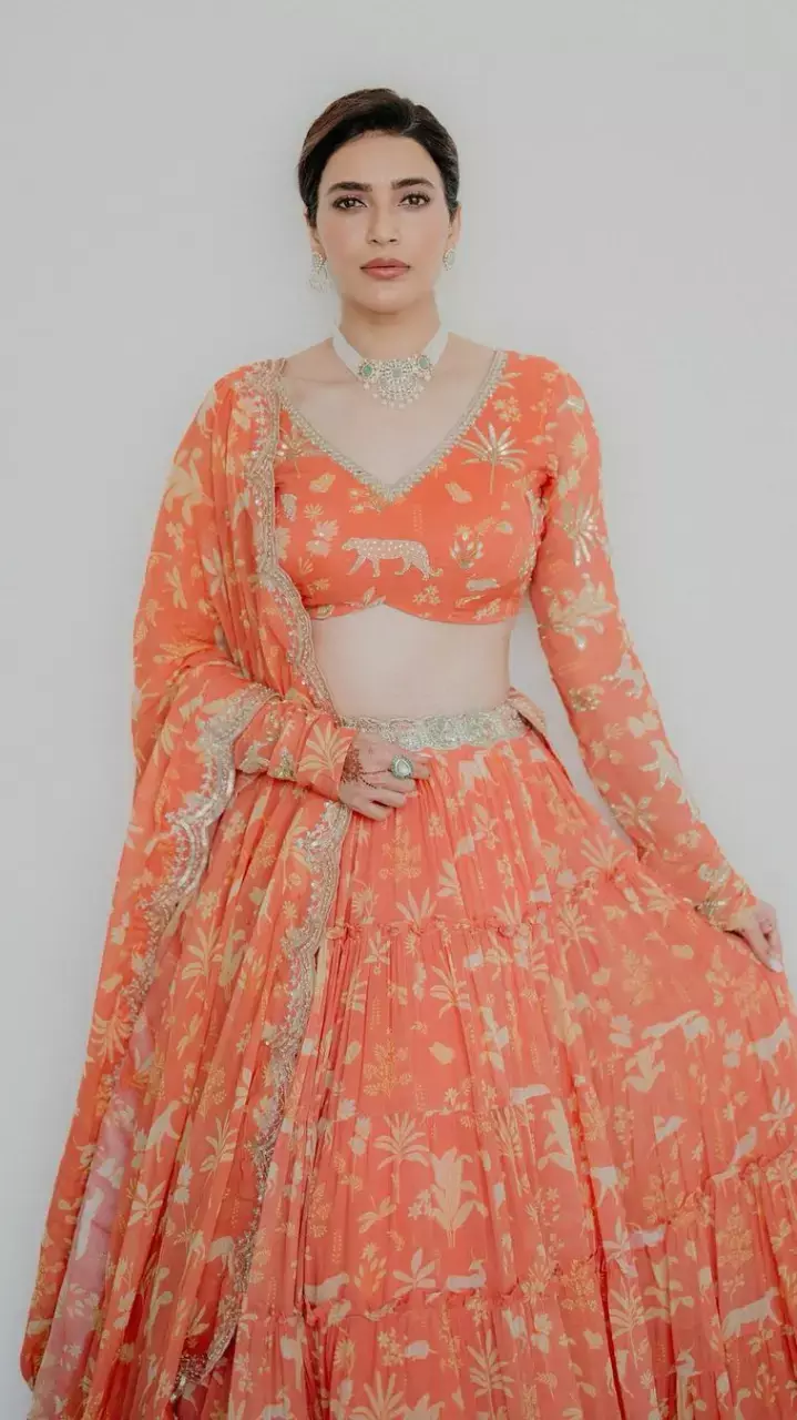 Karishma Tanna ने देसी लुक में दिए पोज, देखें तस्वीर