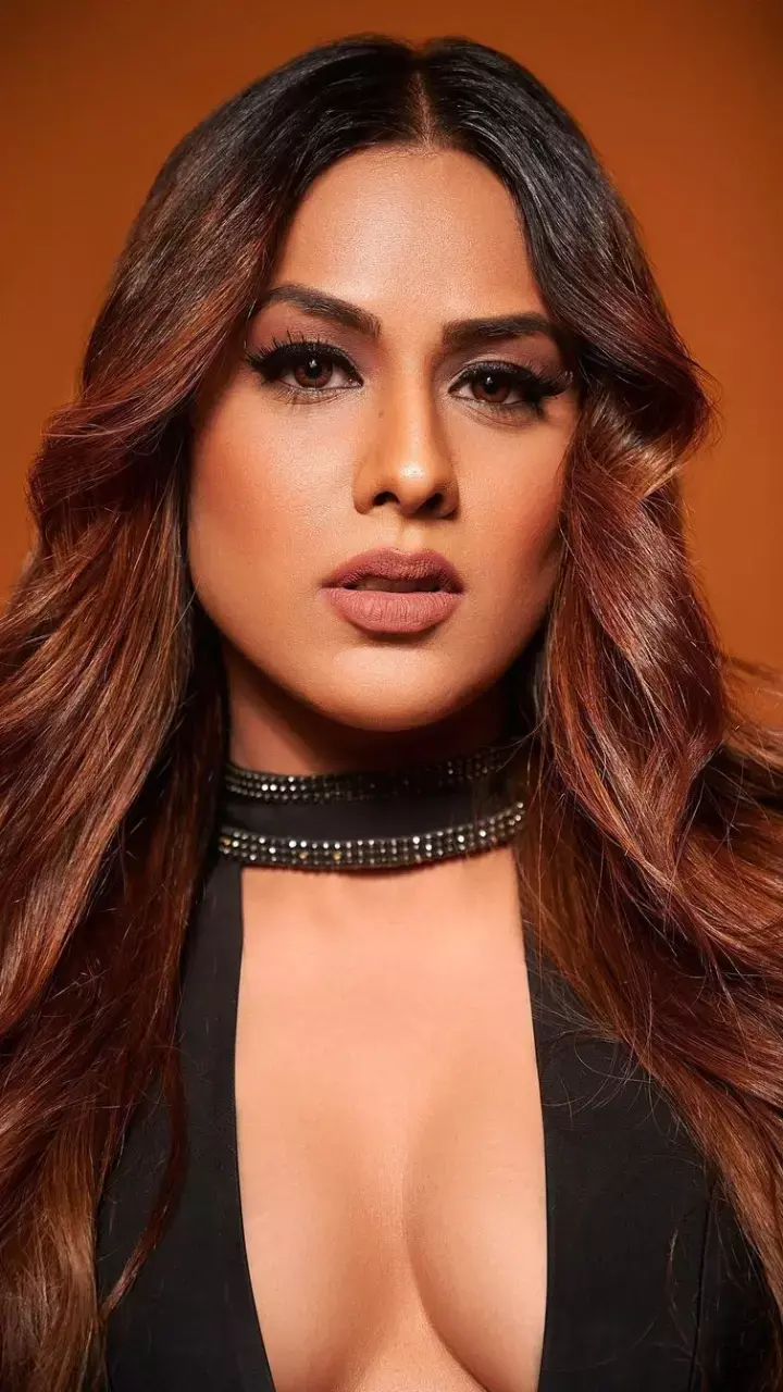 Nia Sharma कटी-फटी ड्रेस पहनकर दिखीं हॉट, देखें  तस्वीर